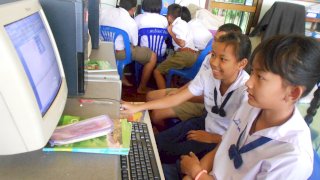 สานสายใยคอมพิวเตอร์โน๊ตบุคเพื่อการศึกษา  สำหรับน้องในท้องถิ่นชนบท   โรงเรียนชุมชนบ้านถ่อน  จ.หนองคาย