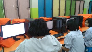 จัดหาคอมพิวเตอร์โน้ตบุ๊กสำหรับนักเรียนเพื่อความเท่าเทียมทางการศึกษาของนักเรียนด้อยโอกาส