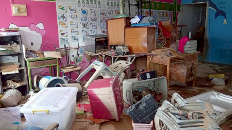 โครงการรวมใจช่วยภัยน้ำท่วม โรงเรียนนบ้านสะพานหัก