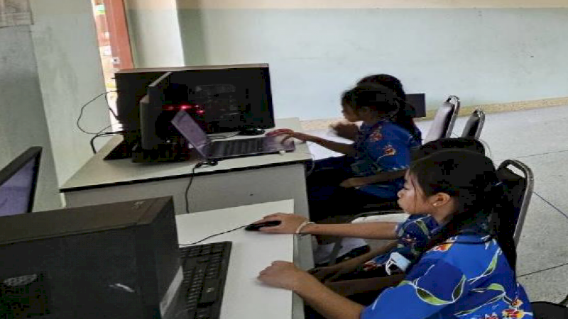 โครงการส่งเสริมการเรียนรู้คอมพิวเตอร์เพื่อพัฒนาทักษะทางเทคโนโลยีสำหรับนักเรียน