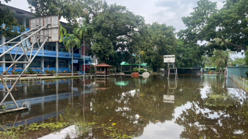 โครงการปันน้ำใจให้น้องตลิ่งชัน สู้ภัยน้ำท่วม